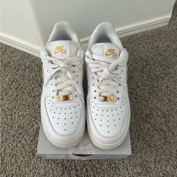 Nike Air Forces - Picture 1 of 4